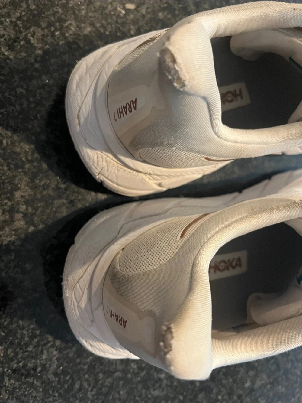 Hoka Arahi Women’s Size 9 Sneakers with Gold Logo
